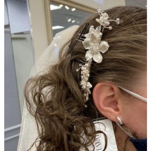 Delicate white flower hair comb - great for bride or dressy occasions